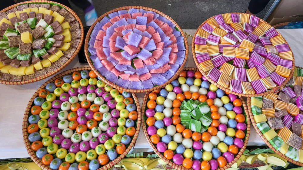 &quot;Bây giờ người ta không chỉ ăn bằng miệng mà còn ăn bằng mắt. Để bánh có màu, tôi trồng gấc, lá cẩm, lá dứa, hoa đậu biếc...&quot;- bà Chín Chiều nói.