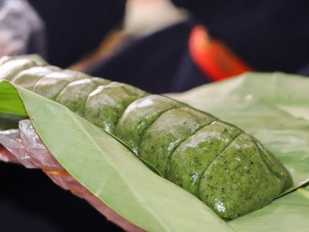 Bánh ngải nhìn mộc mạc với màu xanh lá ngải có vị béo nhẹ của nếp và mè. Ảnh: CHÂU ANH