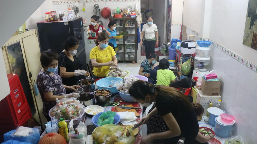 Bếp ăn yêu thương - Ấm lòng bữa cơm ngon trong khu hẻm nhỏ phường Phạm Ngũ Lão, quận 1, TP.HCM. Ảnh: NGỌC TRĂM Bếp ăn yêu thương - Ấm lòng bữa cơm ngon trong khu hẻm nhỏ phường Phạm Ngũ Lão, quận 1, TP.HCM. Ảnh: NGỌC TRĂM