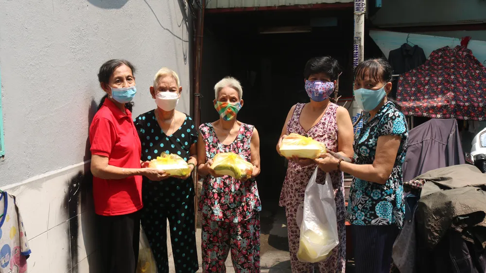 Người già neo đơn, người khuyết tật vui mừng khi nhận được những hộp cơm “0 đồng”. Ảnh: NGỌC TRĂM Người già neo đơn, người khuyết tật vui mừng khi nhận được những hộp cơm “0 đồng”. Ảnh: NGỌC TRĂM