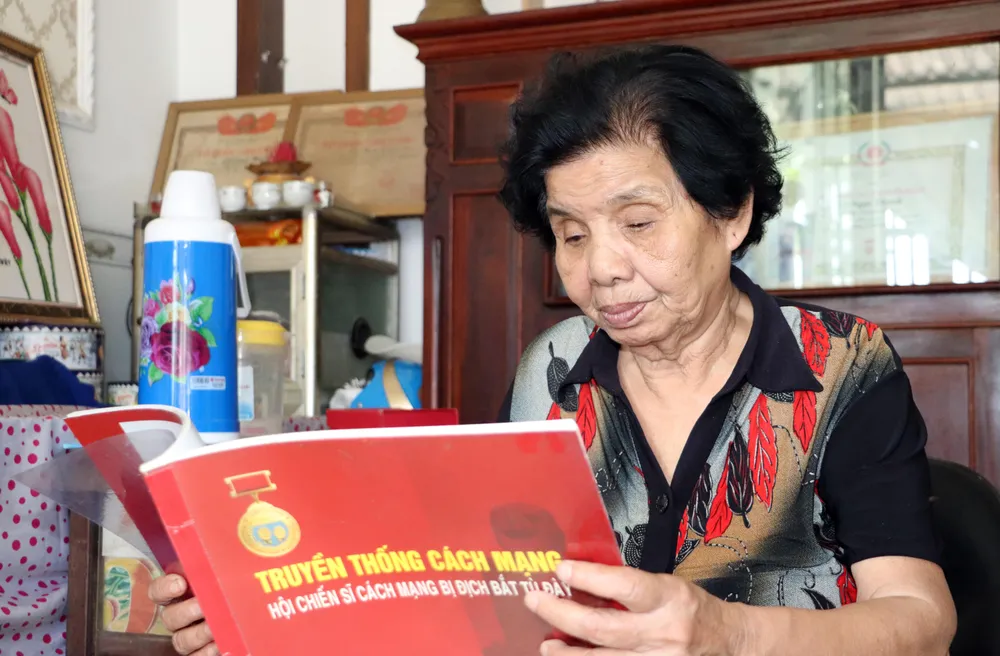 Bà Lê Thị Thanh (Tám Thương) không lập gia đình, chăm lo cho con của đồng đội quá cố. Ảnh: CHÂU ANH