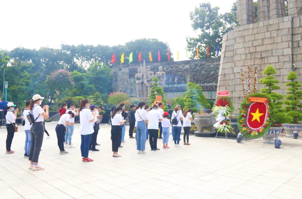 Dịp 27-7, không khí nghĩa trang trở nên ấm áp hơn bởi đông đảo đoàn người đến viếng. Ảnh: THẢO PHƯƠNG