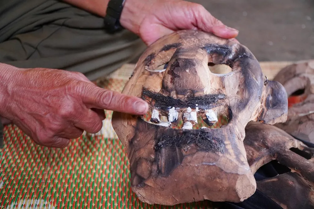 Một trong những chiếc mặt nạ gỗ với hình thù kỳ quái của ông A Yưk. Ảnh: LÊ KIẾN