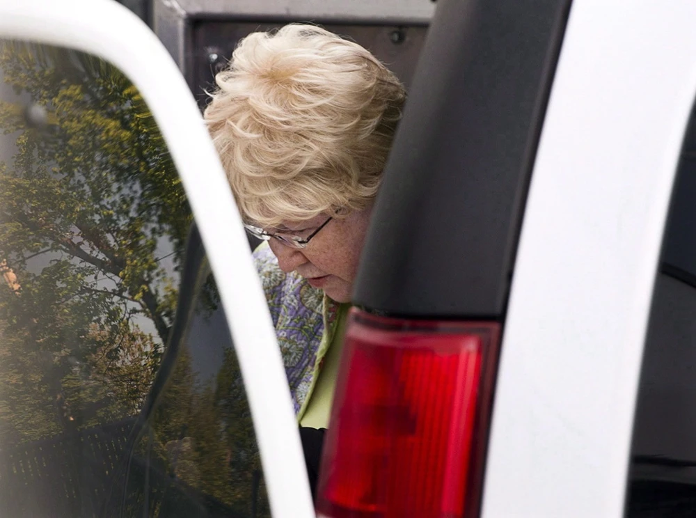 Góa phụ áo đen tái xuất ở Canada gây phẫn nộ ảnh 2