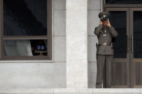 Lính Triều Tiên canh gác ở khu vực phi quân sự Bàn Môn Điếm.