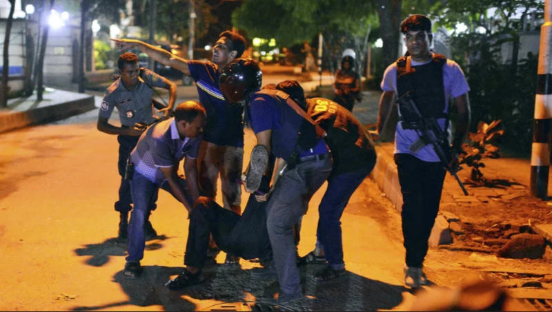 Cảnh sát cứu một người bị thương. 