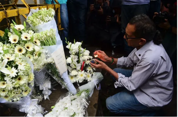 Tưởng niệm nạn nhân bị giết tại nhà hàng café Holey Artisan Bakery ở thủ đô Dkata (Bangladesh). 