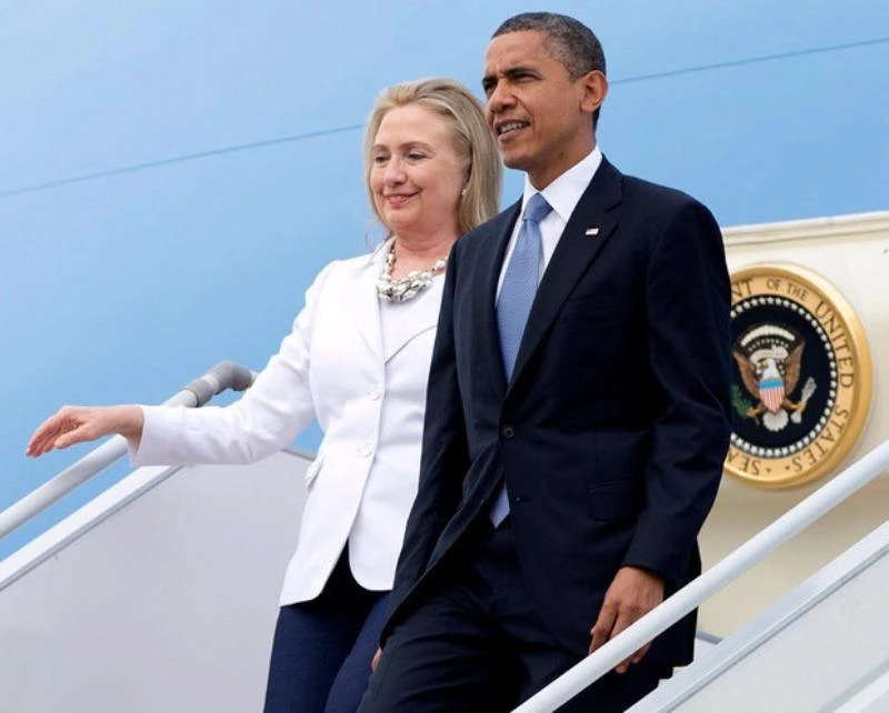Tổng thống Obama và Ngoại trưởng Clinton tại sân bay Yangon trong chuyến thăm Myanmar ngày 19-11-2012. 