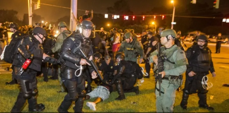 Cảnh sát bắt người biểu tình tại TP Baton Rouge đêm 9-7. 