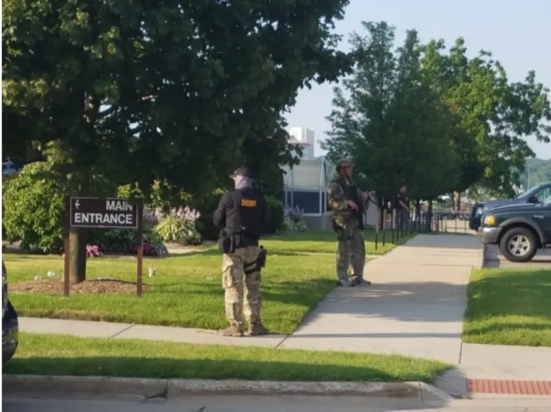 Cảnh sát canh gác bên ngoài tòa án hạt Berrien (bang Michigan, Mỹ) sau vụ xả súng.