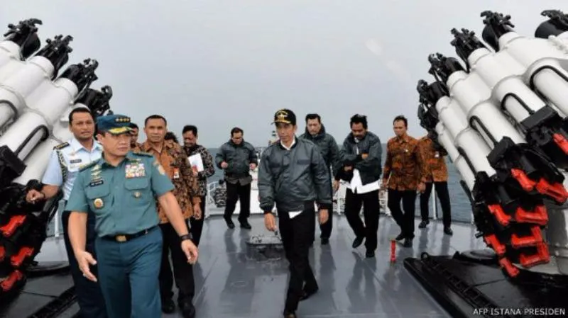 Tổng thống Indonesia Joko Widodo và thành viên nội các thăm quần đảo Natuna cuối tháng 6-2016. 