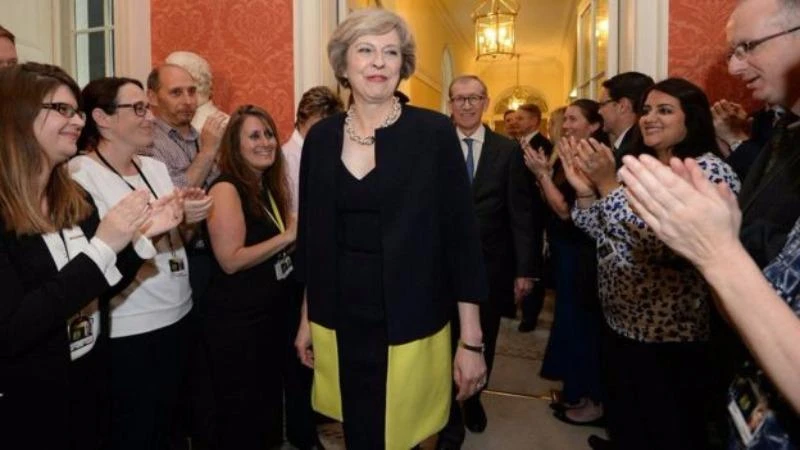 Bà Theresa May được chào đón bước vào dinh thủ tướng ngày 13-7.