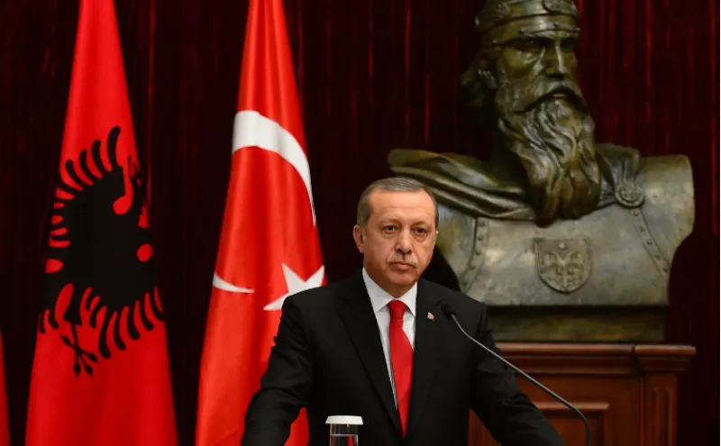 Tổng thống Recep Tayyip Erdogan tuyên bố chính phủ đã trấn áp đảo chính, tại Istanbul sáng 16-7. 