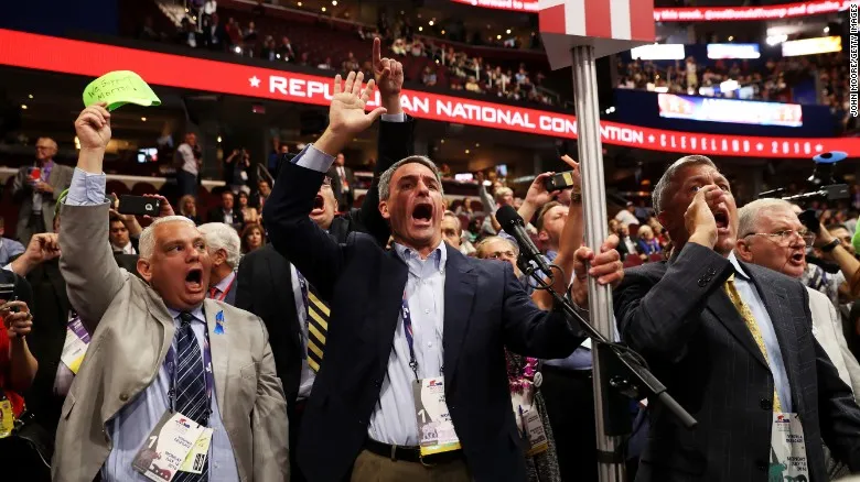 Các đại biểu chống Trump phản đối tại đại hội.