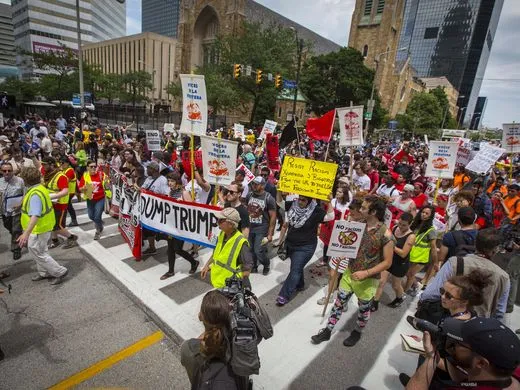 Biểu tình phản đối Trump trên đường phố Cleveland ngày 18-7.