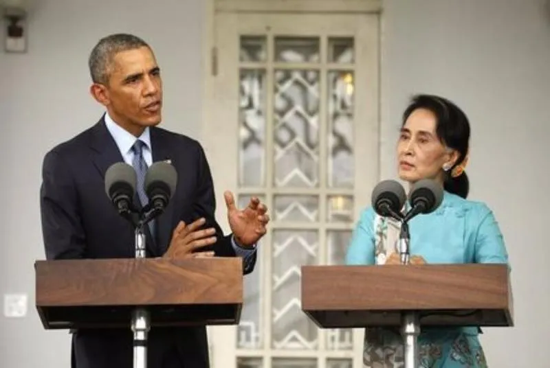 Bà Suu Kyi (phải) và Tổng thống Mỹ Obama họp báo tại Yangon (Myanmar) ngày 14-11-2014, trong một chuyến thăm Myanmar của ông Obama.