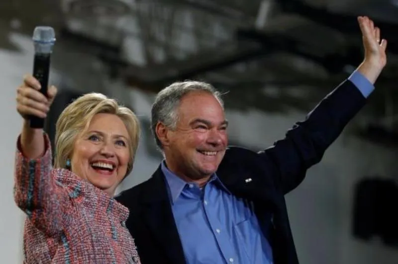 Bà Hillary Clinton và phó tướng Tim Kaine. 