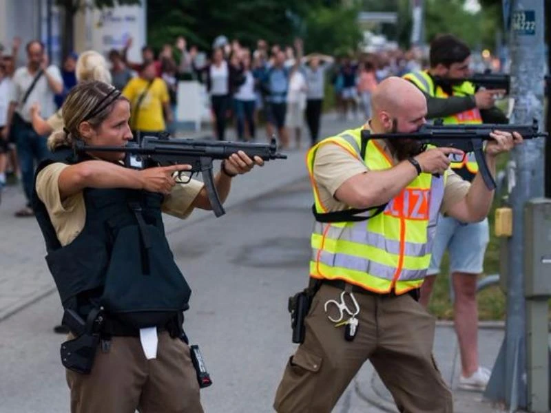 Cảnh sát canh gác hiện trường và truy tìm hung thủ xả súng. 