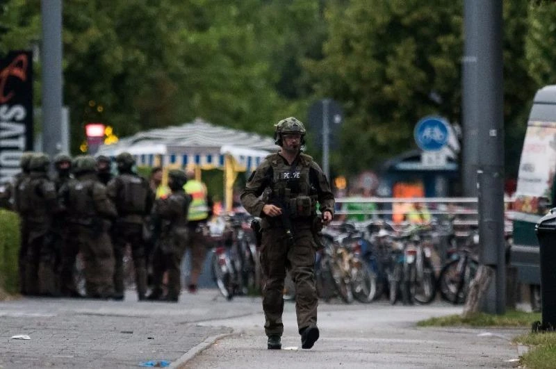 Cảnh sát tuần tra bên ngoài trung tâm thương mại Olympia sau vụ xả súng ngày 22-7. 