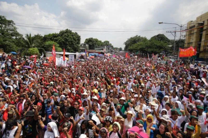 Người dân Philippines đón chờ thông điệp nhà nước của Tổng thống Rodrigo Duterte bên ngoài trụ sở Quốc hội ở Manila (Philippines) ngày 25-7