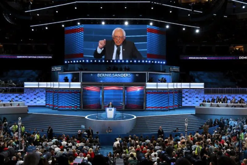 Ông Bernie Sanders phát biểu tại đêm khai mạc đại hội đảng Dân chủ 25-7 tại TP Philadelphia (Mỹ). 