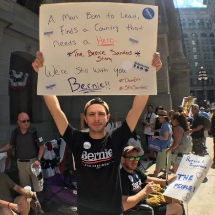 Người ủng hộ Bernie Sanders biểu tình bên ngoài nơi diễn ra đại hội đảng Dân chủ tại Philadelphia (Mỹ) ngày 25-7.