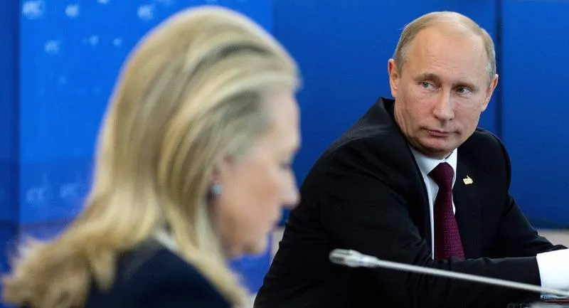 Bà Clinton nhiều lần công khai chỉ trích ông Putin.