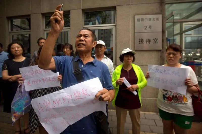 Người thân nạn nhân MH370 đòi gặp Bộ trưởng Ngoại giao Vương Nghị trình thư kiến nghị tiếp tục tìm kiếm. 