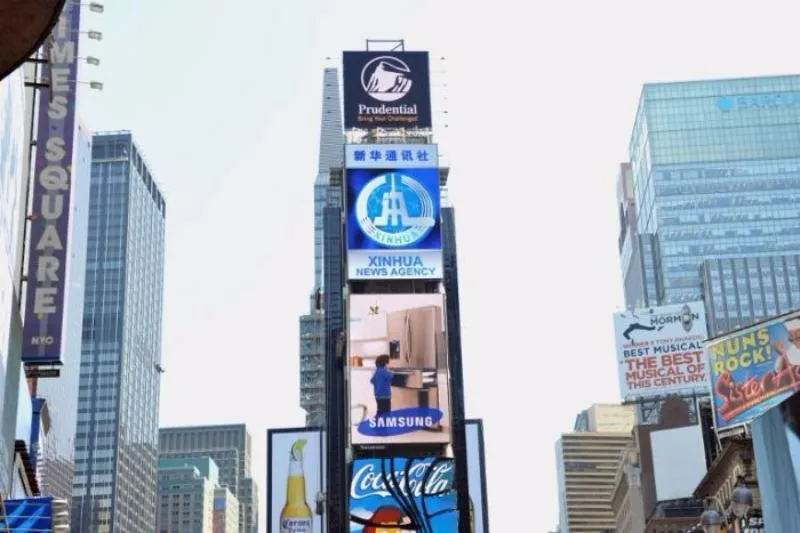 Tân Hoa xã đã một lần thuê bảng quảng cáo trên Times Square năm 2011. 