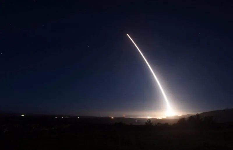 Tên lửa Minuteman III được phóng thử nghiệm trong ngày 20-2-2016 tại căn cứ không quân Vandeberg (California, Mỹ).