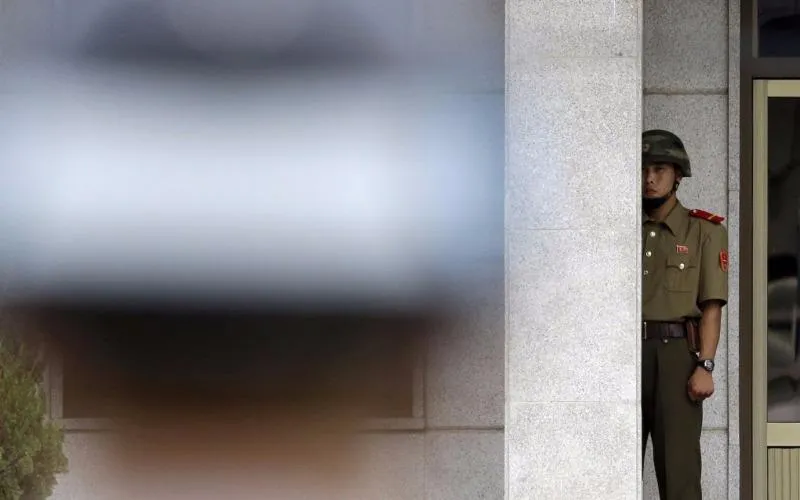 Binh sĩ Triều Tiên canh gác tại khu phi quân sự Bàn Môn Điếm – nơi chia cắt hai miền Triều Tiên. 