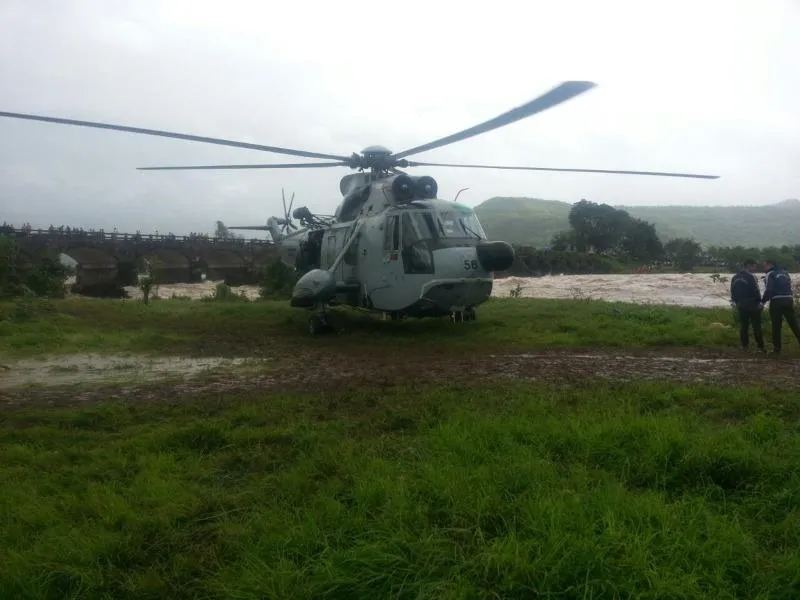 Cây cầu cũ bị sập lôi hai xe khách xuống sông. 