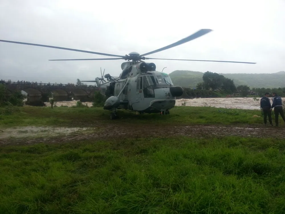 Trực thăng được triển khai cứu hộ. 