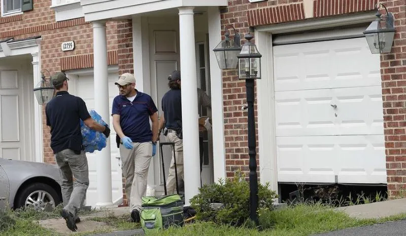  Nhà của Young ở Fairfax (bang Virginia) bị khám xét ngày 3-8