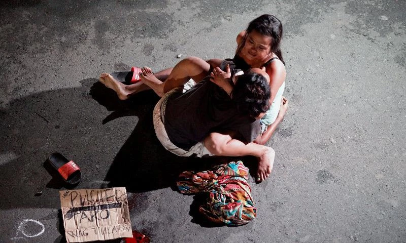 Một tội phạm ma túy đường phố Philippines bị dân phòng giết.