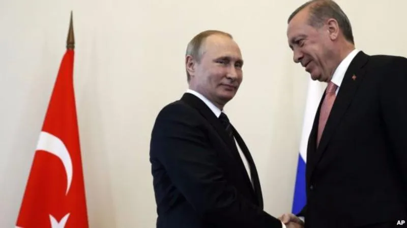 Tổng thống Nga Putin (trái) chào mừng Tổng thống Thổ Nhĩ Kỳ Erdogan đến thăm Nga ngày 9-8.