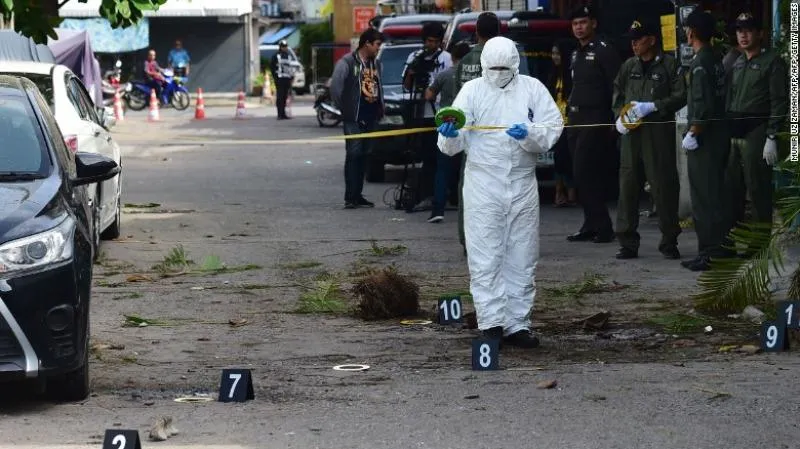 Cảnh sát điều tra một hiện trường nổ bom ở Hua Hin (Thái Lan). 