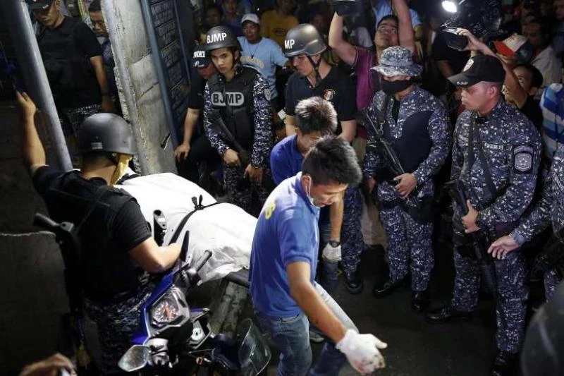 Thi thể một tù nhân được chuyển ra khỏi nhà tù TP Paranaque ở thủ đô Manila (Philippines). 