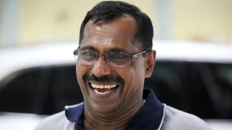 Ông Khadar vừa thoát chết khỏi tai nạn máy bay vừa trúng số triệu đô chỉ trong 6 ngày. 