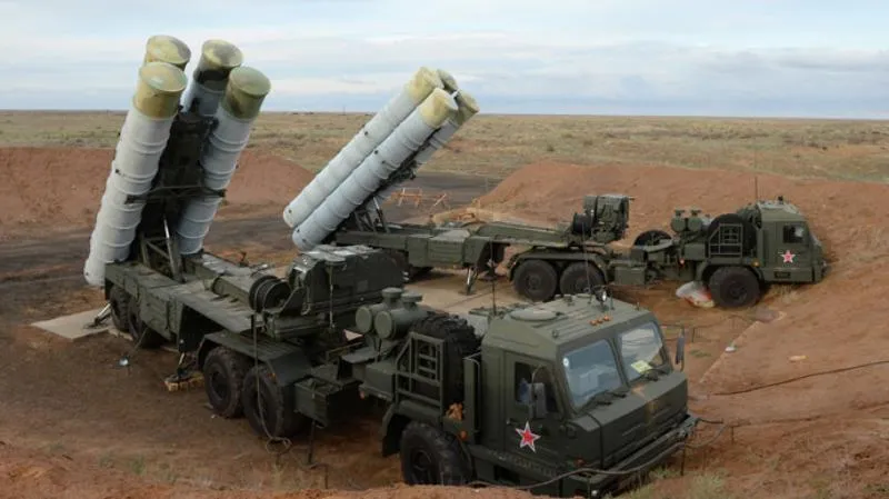 Nga triển khai tên lửa đất đối không S-400 đến Crimea giữa lúc căng thẳng với Ukraine tăng cao. 