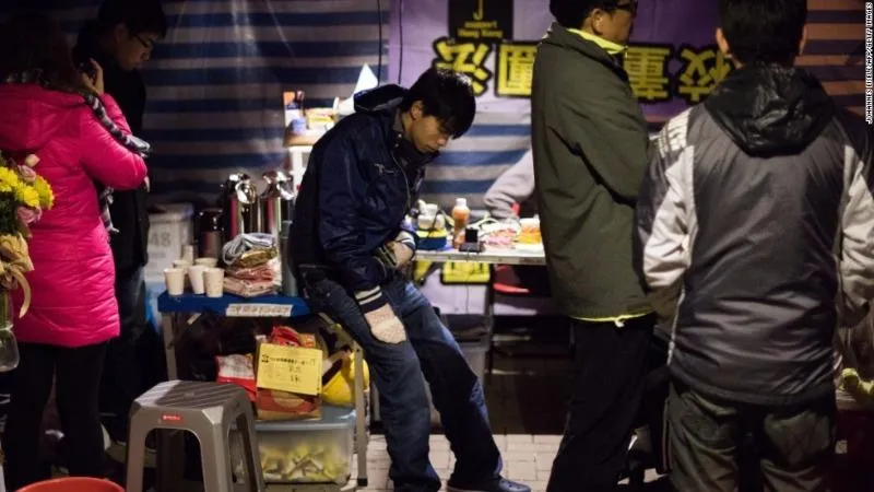 Lãnh đạo biểu tình Joshua Wong (ngồi) trong ngày tuyệt thực thứ 5 trong đợt biểu tình Hong Kong năm 2014. 