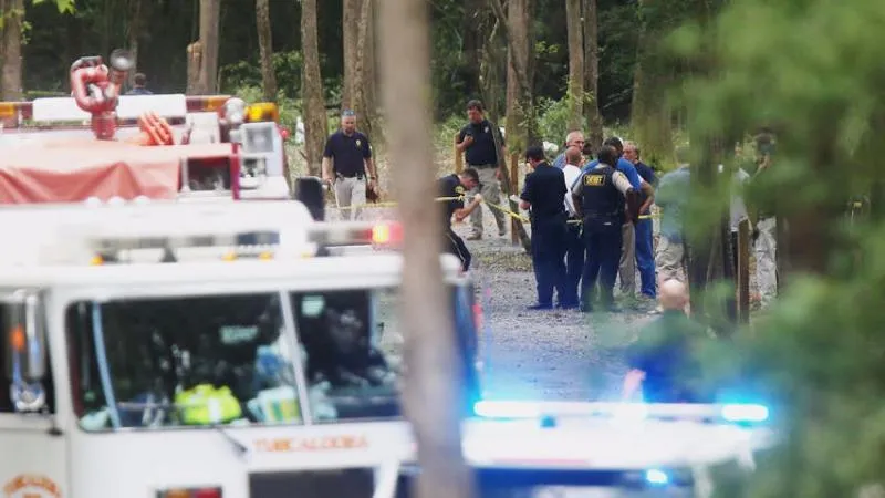 Cảnh sát đang điều tra tại hiện trường tai nạn gần sân bay Tuscaloosa (bang Alabama, Mỹ) ngày 14-8. 