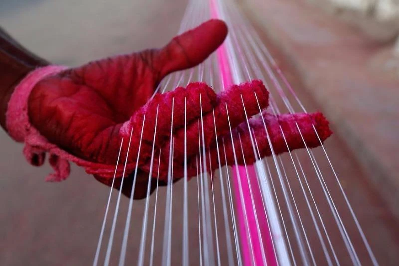 Nhuộm màu cho dây diều.