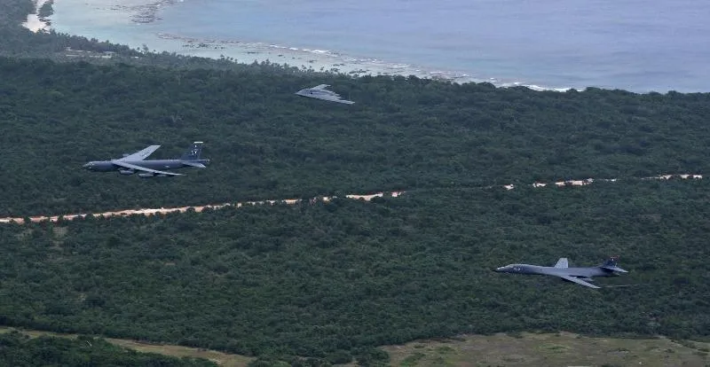 Các máy bay ném bom chiến lược B-52 Stratofortress, B-1 Lancer và B-2 Spirit trên bầu trời Guam sau khi cất cánh từ căn cứ không quân Andersen ngày 17-8