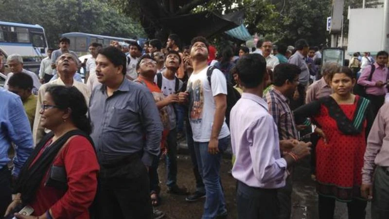 Người dân ở TP Kolkata (bang Tây Bengal, Ấn Độ) chạy ra ngoài đường vì các tòa nhà bị rung lắc do động đất ở Myanmar ngày 24-8.