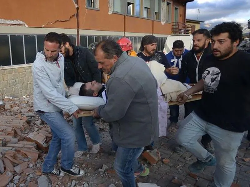 Cứu người bị thương vì động đất ở thị trấn Amatrice ngày 24-8. 