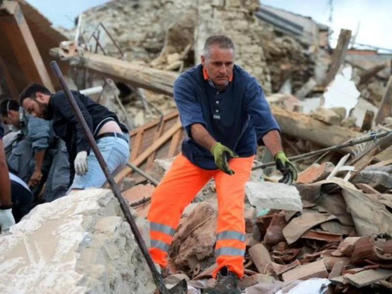 Nhân viên cứu hộ phải dùng tay cứu người. 