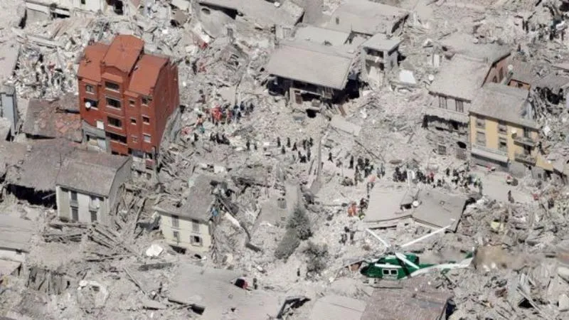 Thị trấn Amatrice gần như bị động đất phá hủy hoàn toàn. Ảnh: AP