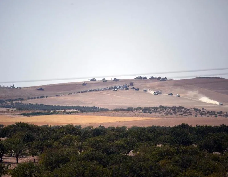 Xe tăng Thổ Nhĩ Kỳ và lực lượng phe nổi dậy tiến về biên giới Syria ngày 24-8. 