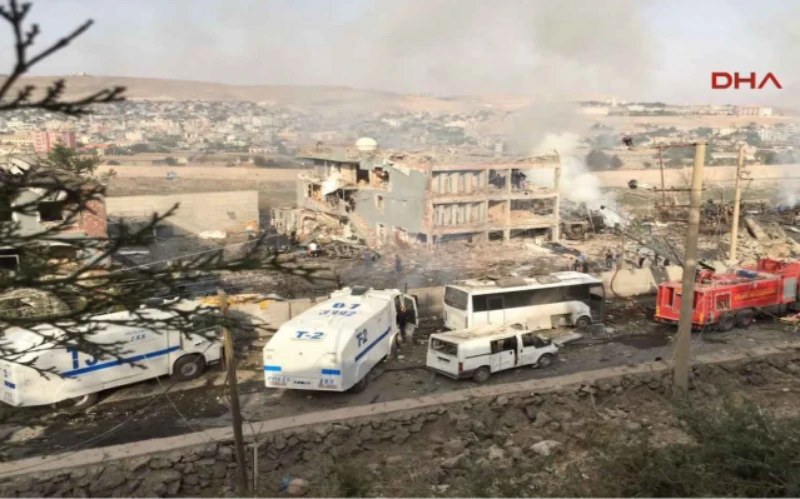 Đánh bom xe tải nhằm một trụ sở cảnh sát làm 8 cảnh sát thiệt mạng.